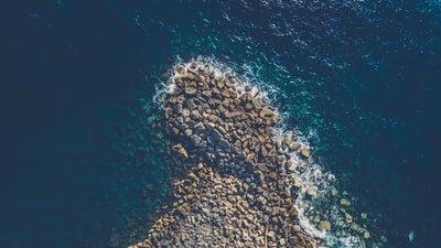 海边褐色岩石的鸟瞰摄影